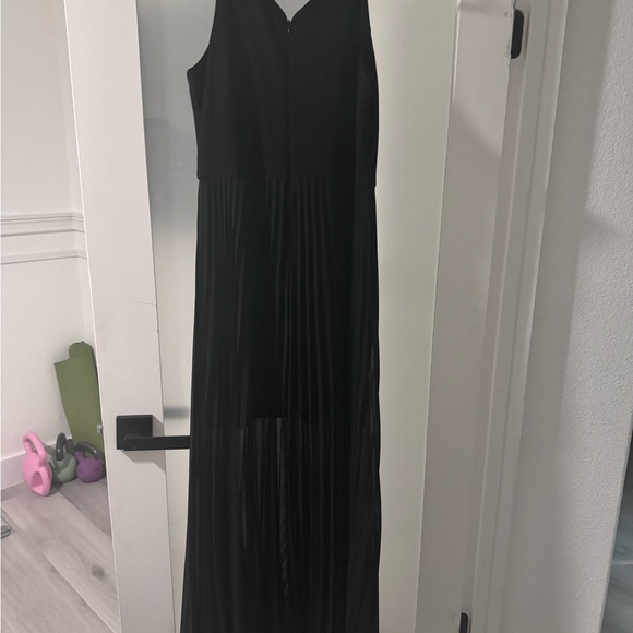 XSCAPE WOMEN'S BLACK PLEATED V-NECK SLEEVELESS MAXI GOWN DRESS SIZE 10 - Picture 3 of 4